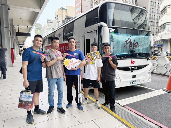 ▲有一群五人好友相約捐血，其中四人成為首捐族。（圖／萬海提供）