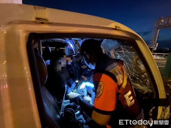 ▲▼國道8號8.6公里處今（23）日晚間發生一起事故，一輛貨車司機受困。。（圖／記者林東良翻攝）