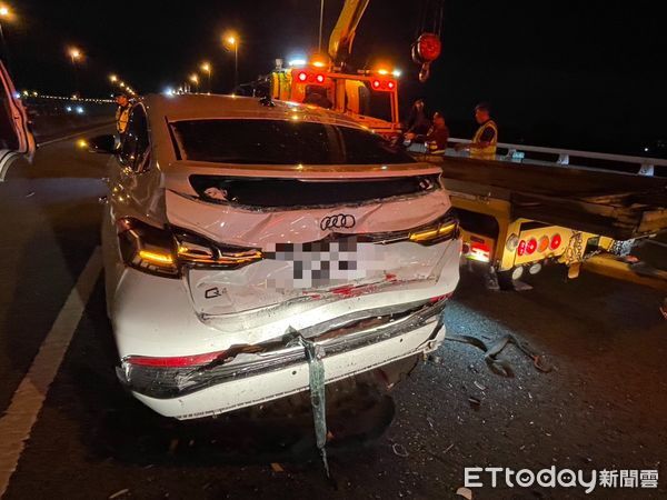 ▲▼國道8號8.6公里處今（23）日晚間發生一起事故，一輛貨車司機受困。。（圖／記者林東良翻攝）