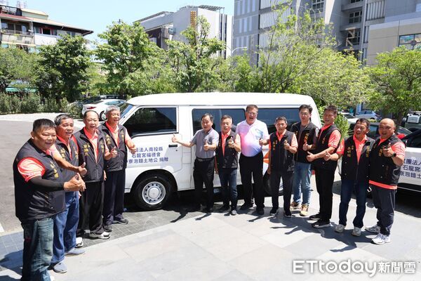 ▲「泡麵土地公」石龍宮福德會慨捐南投縣政府3輛交通車，嘉惠3社團、擴大服務弱勢及推廣食農教育。（圖／南投縣政府提供，下同）