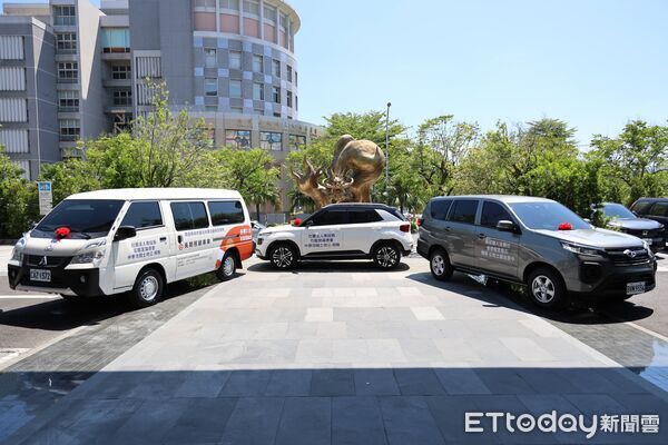 ▲「泡麵土地公」石龍宮福德會慨捐南投縣政府3輛交通車，嘉惠3社團、擴大服務弱勢及推廣食農教育。（圖／南投縣政府提供）