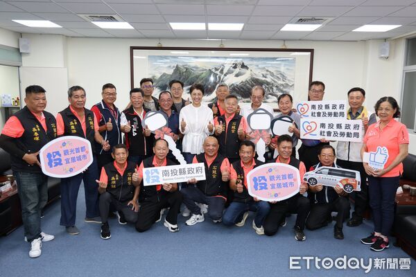 ▲「泡麵土地公」石龍宮福德會慨捐南投縣政府3輛交通車，嘉惠3社團、擴大服務弱勢及推廣食農教育。（圖／南投縣政府提供）