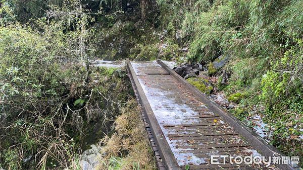 ▲▼玉山「夏日雪景」冰雹大爆發積冰5公分！步道驚人白一片。（圖／玉管處提供）