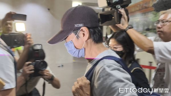 ▲▼台師大女足隊傳出學生疑遭強迫抽血，周台英、陳忠慶現身北檢。（圖／記者莊喬迪攝）