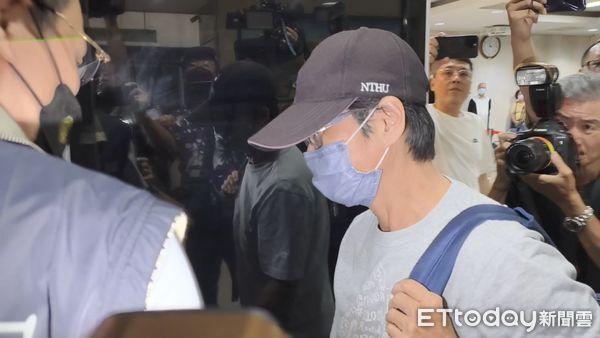 ▲▼台師大女足隊傳出學生疑遭強迫抽血，周台英、陳忠慶現身北檢。（圖／記者莊喬迪攝）