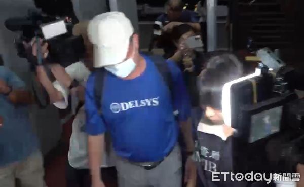 ▲▼台師大女足隊傳出學生疑遭強迫抽血，周台英、陳忠慶現身北檢。（圖／記者莊喬迪攝）