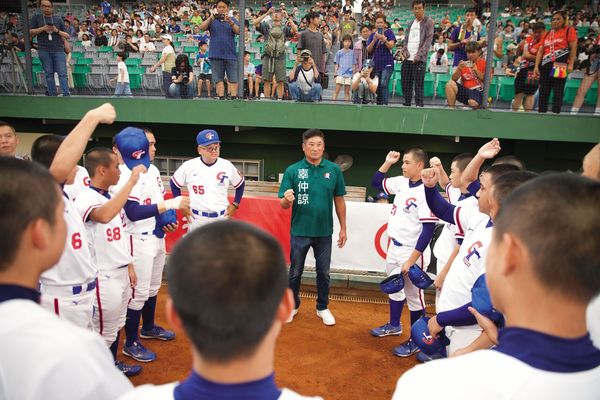 U15亞洲盃開幕戰，台灣隊對上韓國，辜仲諒賽前替選手們打氣。（中華棒協提供）