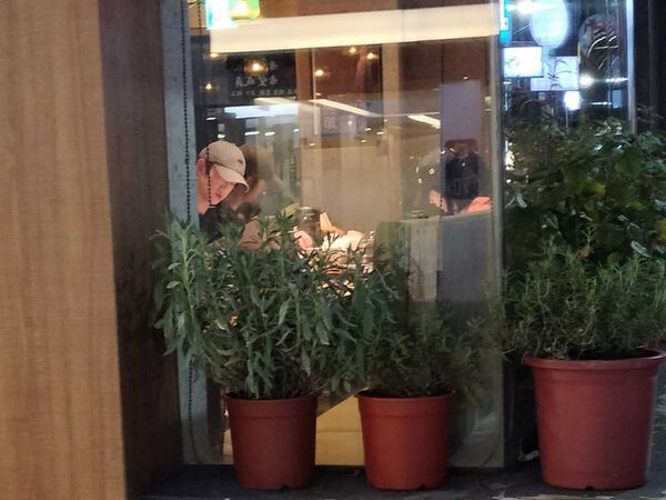 獨家／愛情長跑跨越7年之癢仍甜蜜　直擊吳慷仁與邵雨薇零遮掩滿街覓食