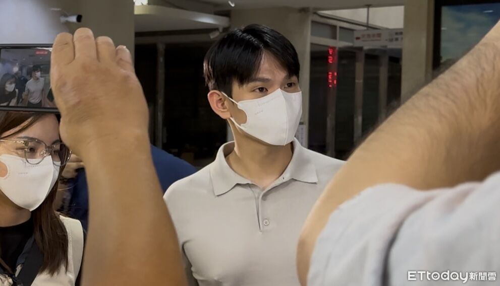 [討論] 小英男孩：你知道我背後是誰嗎？(怒)