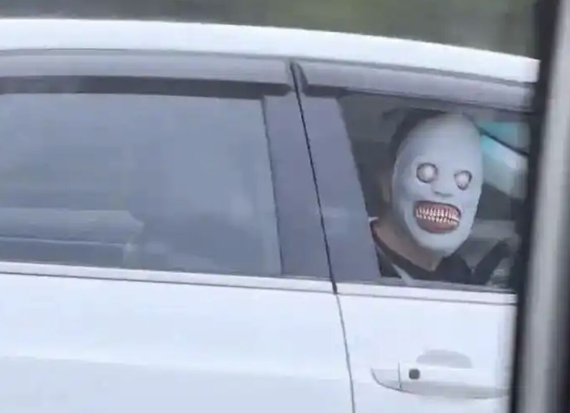 ▲大陸高速上出現面具怪客嚇人。（圖／翻攝極目新聞）