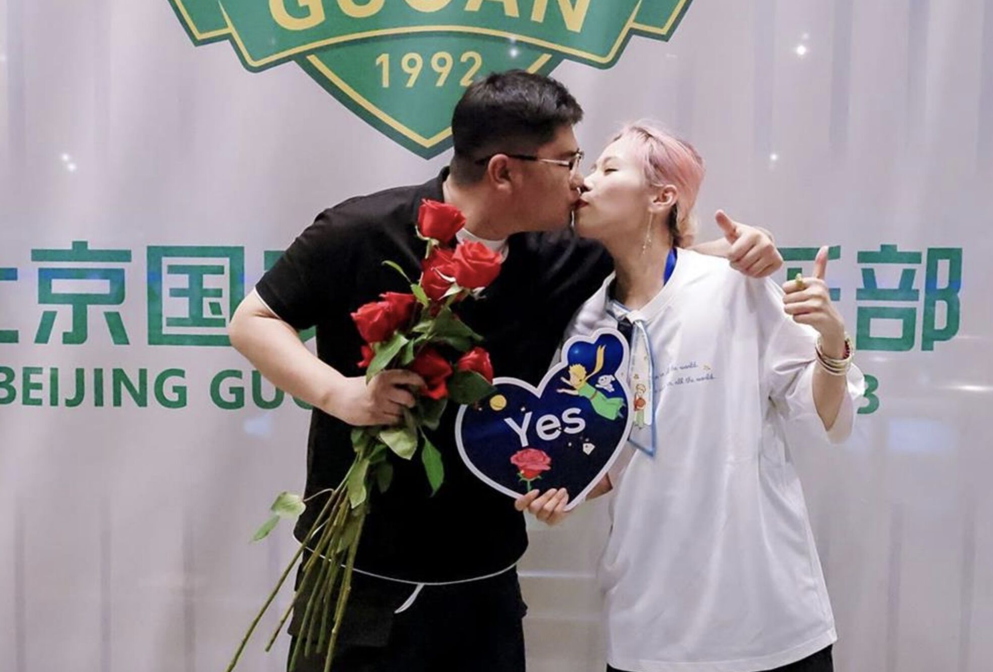 ▲東北女孩成功在足球場上霸氣「反向求婚」            。（圖／翻攝極目新聞）