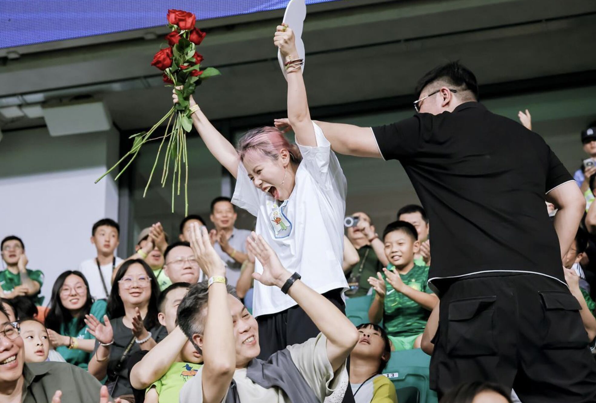 ▲東北女孩成功在足球場上霸氣「反向求婚」            。（圖／翻攝極目新聞）