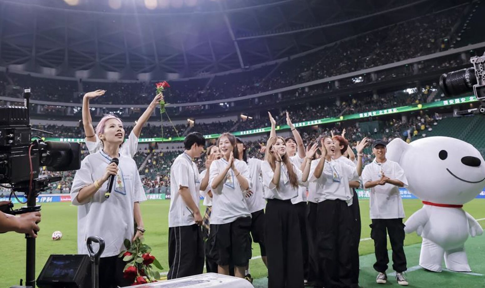 ▲東北女孩成功在足球場上霸氣「反向求婚」。（圖／翻攝極目新聞）