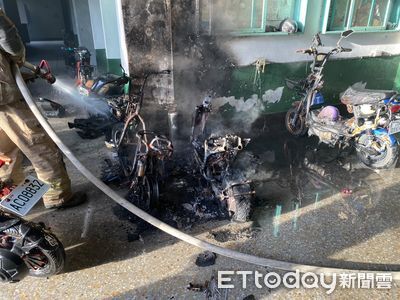 快訊/台南移工宿舍外電動自行車起火! 波及3車燒到剩骨架