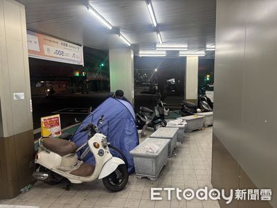 快訊／超商門口驚見屍體！男坐石盆打完哈欠　突彎腰面朝下死亡