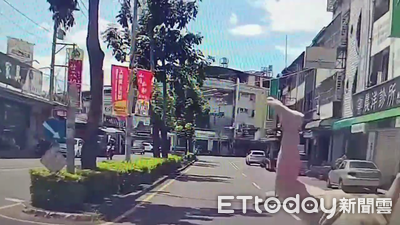 南投嬤騎車左轉鬼切！直行車煞不住撞上　她頭下腳上噴飛慘摔