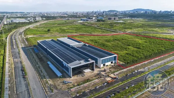 鴻海新投資的電動車製造基地，就座落於高雄橋頭科學園區鴻華先進電動巴士廠隔壁。