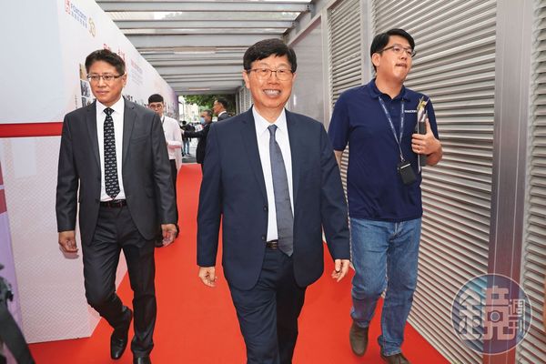 鴻海董事長劉揚偉一方面出售美國俄亥俄州汽車廠土地給日本軟銀，同時間也準備在高雄投資電動車基地。