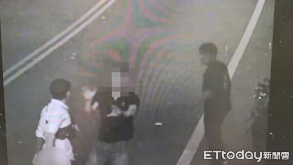 ▲▼2名越籍移工酒後口角，白色男子一刀刺破同鄉肚子臟器外露。（圖／民眾提供，下同）