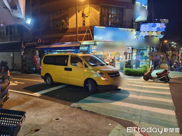 ▲▼屏東東港計程車疑忘拉手剎車，運將肉身阻擋遭輾斃。（圖／記者陳崑福翻攝）