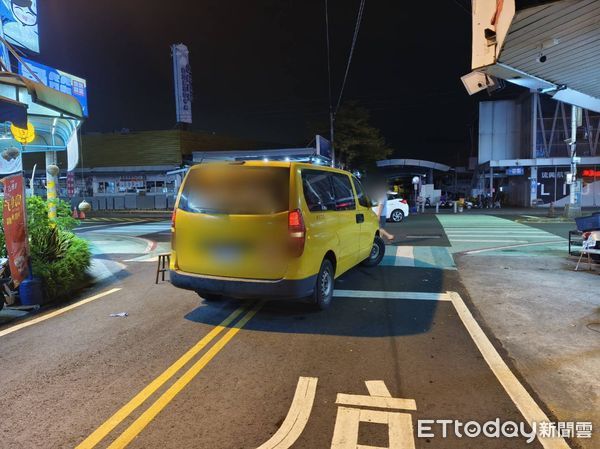 ▲▼屏東東港計程車疑忘拉手剎車，運將肉身阻擋遭輾斃。（圖／記者陳崑福翻攝）