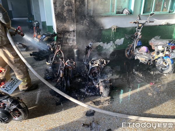 ▲▼台南某高中外籍移工宿舍旁電動自行車火警。（圖／記者林東良翻攝）
