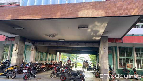 ▲▼台南某高中外籍移工宿舍旁電動自行車火警。（圖／記者林東良翻攝）