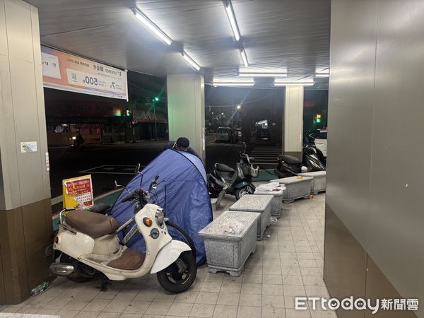 ▲嘉義一名男子來到高雄訪友，卻在超商門口死亡            。（圖／記者吳奕靖翻攝）