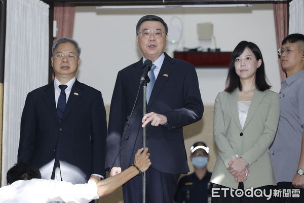 ▲▼行政院長卓榮泰前往立法院進行專案報告，會前接受媒體聯訪媒體關注的焦點還是在內閣改組進度。（圖／記者湯興漢攝）