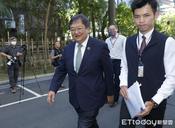 ▲▼衛福部長邱泰源遭傳拒絕自行請辭，26日赴立院備詢時面對媒體追問辭職信寫了沒時不發一語快閃離開。（圖／記者湯興漢攝）