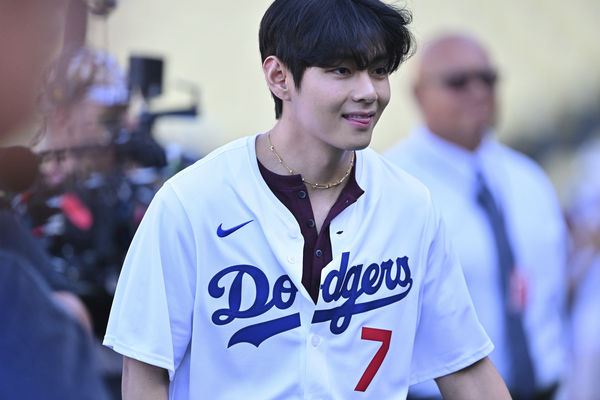 ▲ BTS成員V（金泰亨）25日身穿印有背號7的Dodgers球衣帥氣亮相，和大谷翔平夢幻同框            。（圖／達志影像／美聯社）