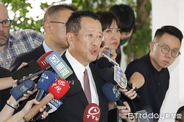 ▲▼國防部長顧立雄26日赴立院接受備詢，進入議場前接受媒體聯訪。（圖／記者湯興漢攝）