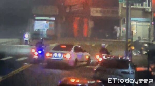 ▲▼牌照燈超亮遭關切！駕駛拒檢狂逃一路違規22次　驚人罰單金額曝。（圖／記者賴文萱翻攝）