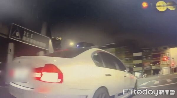 ▲▼牌照燈超亮遭關切！駕駛拒檢狂逃一路違規22次　驚人罰單金額曝。（圖／記者賴文萱翻攝）