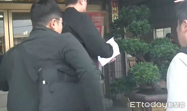 ▲台南市刑大偵破全台罕見「地面師」詐團，查扣大量證物與現金。（記者林東良翻攝，下同）