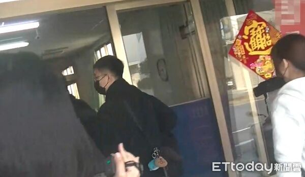 ▲台南市刑大偵破全台罕見「地面師」詐團，查扣大量證物與現金。（記者林東良翻攝，下同）