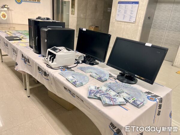 ▲台南市刑大偵破全台罕見「地面師」詐團，查扣大量證物與現金。（記者林東良翻攝，下同）