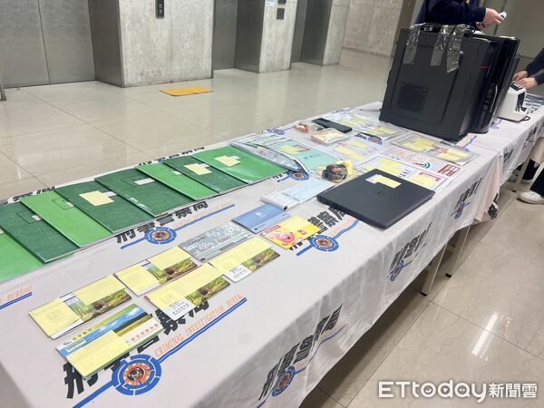 ▲台南市刑大偵破全台罕見「地面師」詐團，查扣大量證物與現金。（記者林東良翻攝，下同）