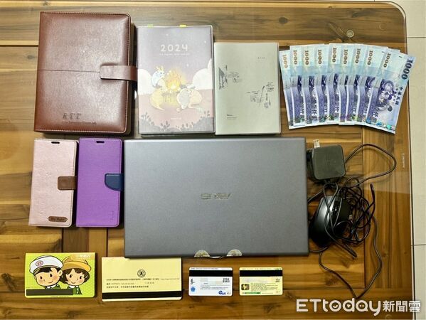 ▲台南市刑大偵破全台罕見「地面師」詐團，查扣大量證物與現金。（記者林東良翻攝，下同）