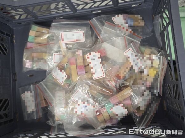 ▲台南市刑大偵破全台罕見「地面師」詐團，查扣大量證物與現金。（記者林東良翻攝，下同）