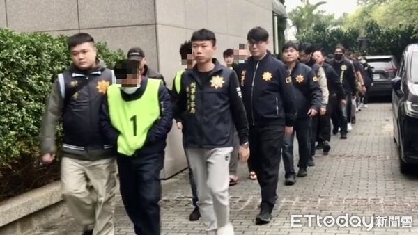 ▲台南市刑大偵破全台罕見「地面師」詐團，查扣大量證物與現金。（記者林東良翻攝，下同）