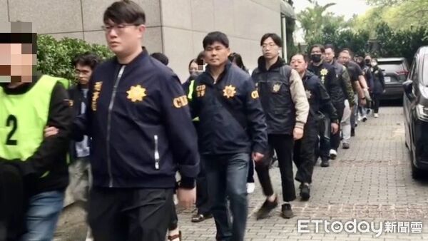 ▲台南市刑大偵破全台罕見「地面師」詐團，查扣大量證物與現金。（記者林東良翻攝，下同）