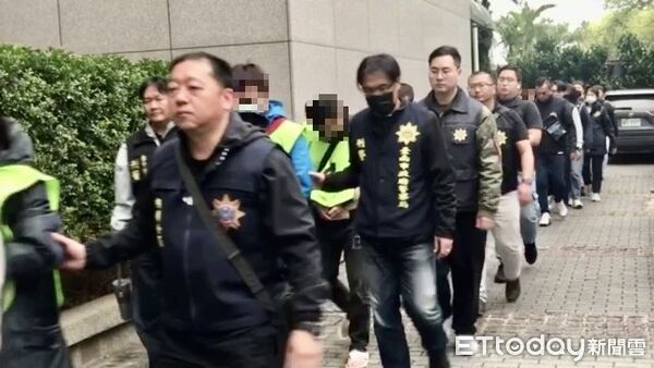 ▲台南市刑大偵破全台罕見「地面師」詐團，查扣大量證物與現金。（記者林東良翻攝，下同）