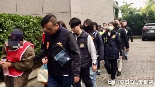 ▲台南市刑大偵破全台罕見「地面師」詐團，查扣大量證物與現金。（記者林東良翻攝，下同）