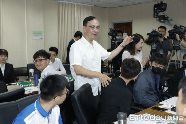 ▲▼朱立倫出席2025模擬立法院開幕式，黨主席交棒選舉議題還是媒體關注追逐的焦點。（圖／記者湯興漢攝）