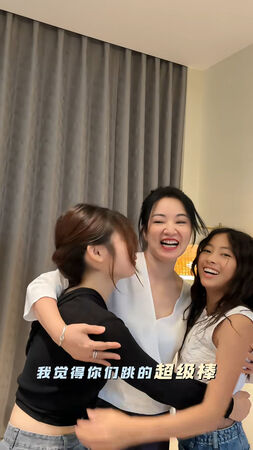 ▲▼阿雅教11歲愛女Ava跳「剉冰舞」。（圖／翻攝自微博）