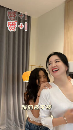 ▲▼阿雅教11歲愛女Ava跳「剉冰舞」。（圖／翻攝自微博）