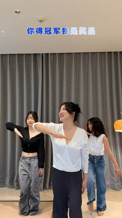 ▲▼阿雅教11歲愛女Ava跳「剉冰舞」。（圖／翻攝自微博）