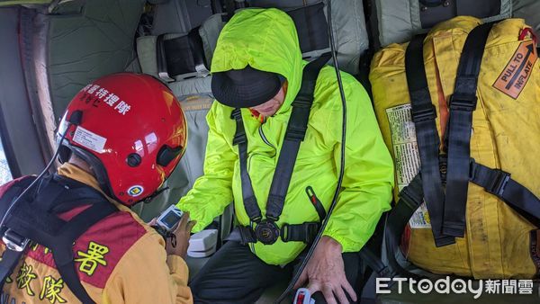 ▲黑鷹直升機特搜員出艙執行吊掛救援。（圖／記者王兆麟翻攝，下同）