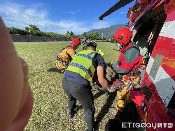 ▲黑鷹直升機特搜員出艙執行吊掛救援。（圖／記者王兆麟翻攝，下同）